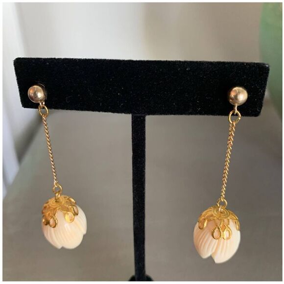 Off White Plastic Tulip shape dangle earrings, in Gold plate - Picture 6 of 6